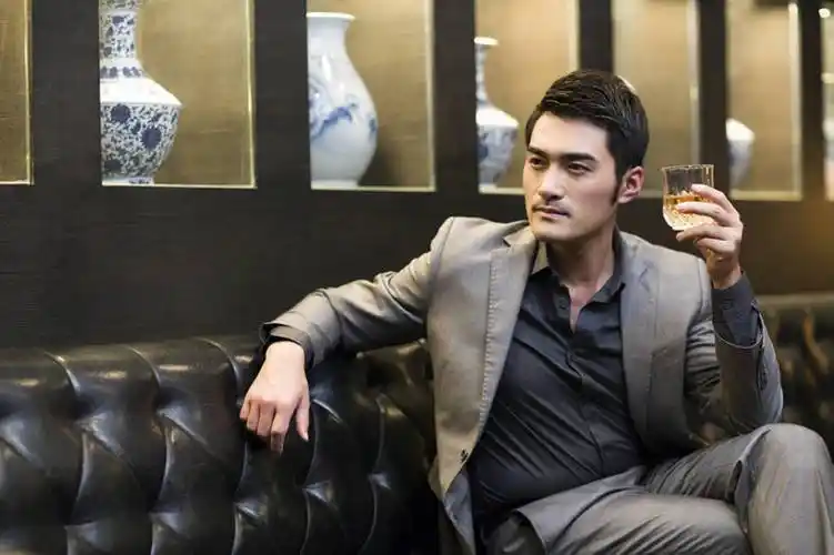 商务人士,商务男性,横图,室内,正面,衬衫,西装,购物,商务,夜生活,成功