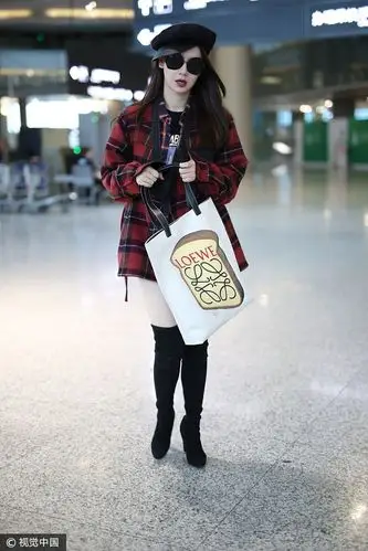 戚薇格纹衬衫麂皮高跟过膝靴 loewe印花手袋优雅秀美腿