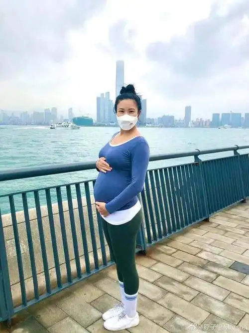 tvb女星无惧43岁高龄怀孕6个月挺大肚劈叉轻松倒立一字马