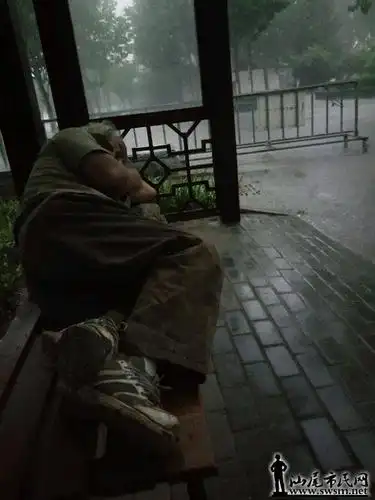 流浪汉随地睡觉,考验我们的社会救助水平