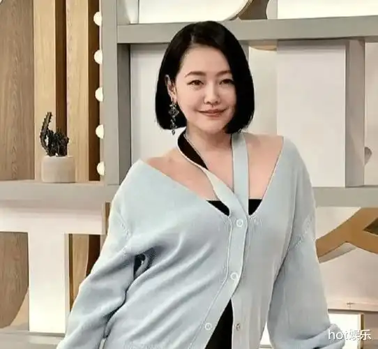 小s穿起球卫衣请员工吃大餐,菜量少到不够吃,被吐槽"太抠门"|小s|短发