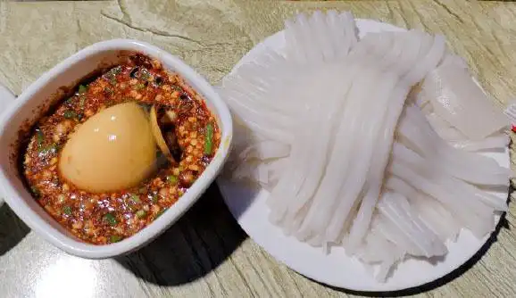 配着皮蛋吃的"奇葩"小吃——贵州织金荞凉粉,味道惊奇好巴适!