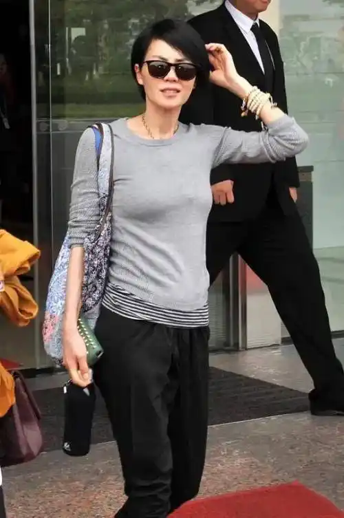 王菲真是自由随性,灰t配黑裤毫无明星架子,天后气质就是不一样_灰色