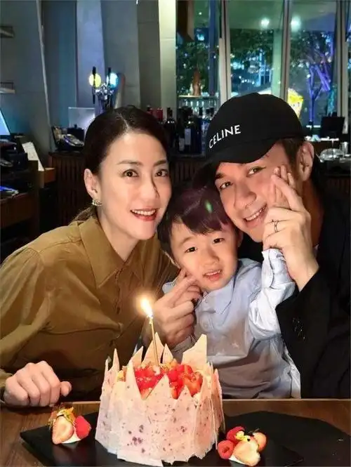 古巨基与比他大四岁的助理陈韵晴(前名陈英雪,lorraine)于2014年在