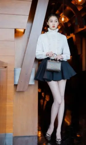 关晓彤穿超短裙秀9头身比例身材,妩媚风情迷人,白皙长腿太撩人