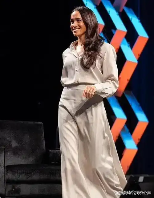 梅根名人云集的座谈会上以好莱坞风格庆祝国际妇女节哈里赞赏