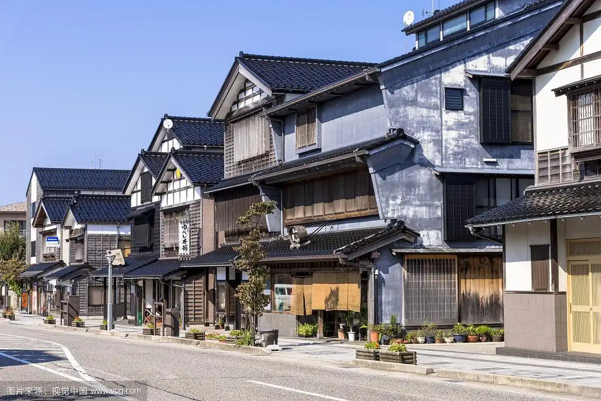 日本能登半岛和岛市的主要街道上的传统日本房屋