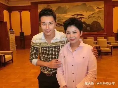 57岁董文华丈夫曝光,原来是彼此熟悉的他,结婚35年恩爱如初