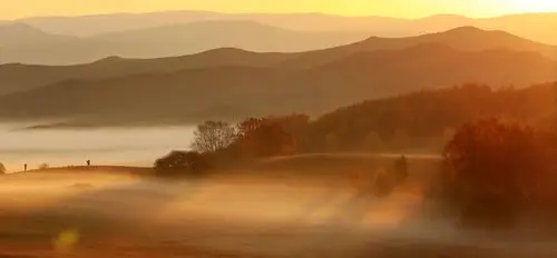 当元宝山遇上平流雾 风景如画,恍如仙境.