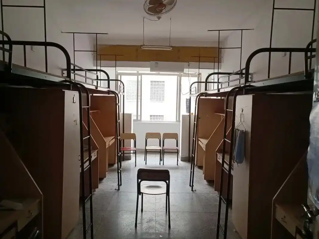 东华理工大学抚州校区宿舍之实地考察.上床下桌 有空调 公共卫 - 抖音