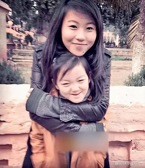 王菲女儿李嫣近照曝光嘴唇疤痕消失完美继承妈妈清冷的气质