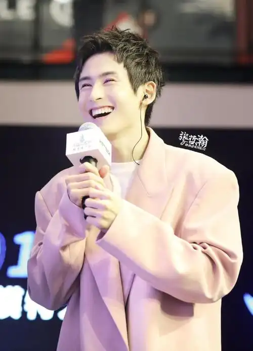 生活实苦,让张哲瀚的笑容治愈你