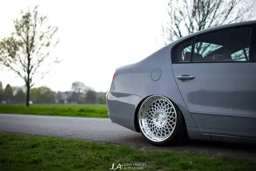 虽然手动挡让人着迷,但是这辆迈腾的轮毂让洗车工抓狂!