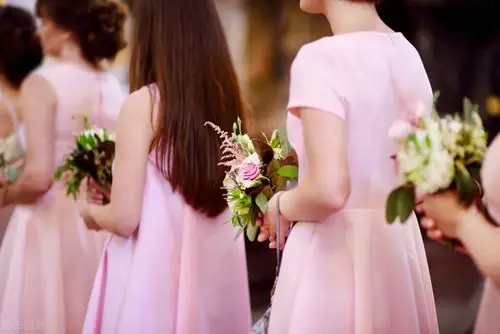 结婚当天,伴娘团好意活跃气氛闹婚礼,让我认清了渣男取消婚礼