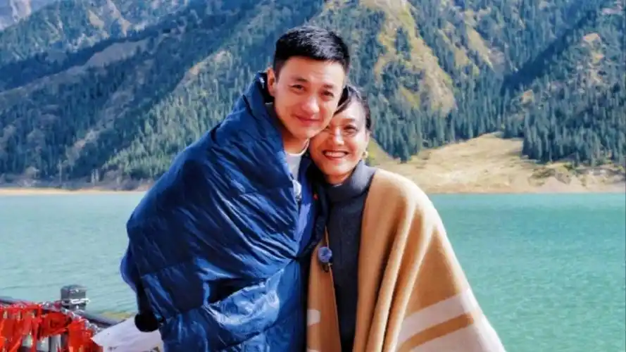 朱丹晒与周一围合照,靠老公怀里小鸟依人,夫妻俩满脸笑容好恩爱