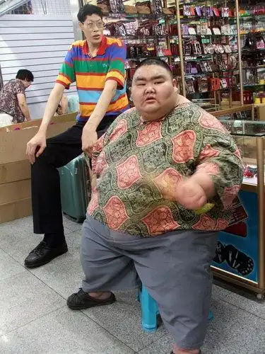 巨人张俊才2米42却不打篮球妻子很娇小53岁仍未生育