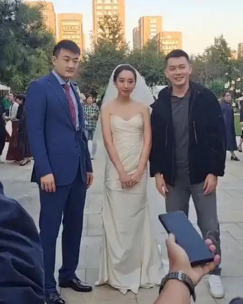 丛明晨大婚!杨鸣简装出行意外抢镜,嘉宾合影停不了