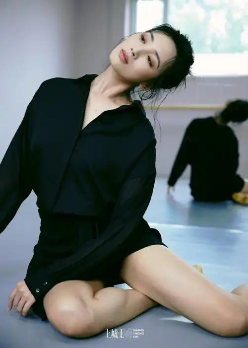 王紫璇氛围感剧院舞台大片##上城士24小时×王紫璇