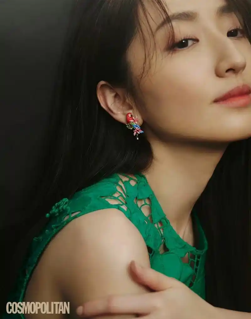 柯佳嬿《cosmo封面之星》写真,拍得很漂亮也很灵气