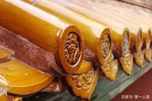 在建筑材料上,故宫的琉璃瓦,吸水性约3%,既不易渗漏,又可起到防