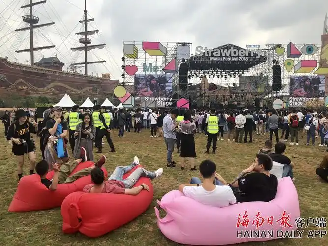 组图|草莓音乐节首次海南开唱 观众热情似火