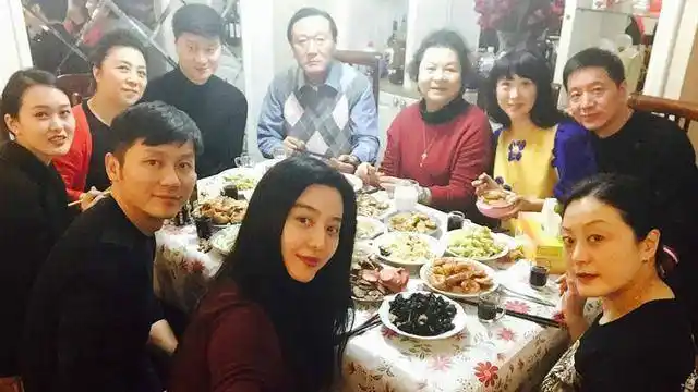 刘亦菲晒全家福竟是家族最丑?看见吴尊家的才真的被吓到!