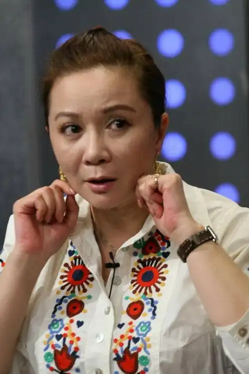 国家一级演员登春晚37次,魔鬼身材却是尤物,56岁蔡明整容像妖怪