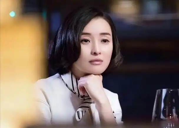 演员吴越的个人简历,50岁的吴越,离开陈建斌17年之后,坚持嫁给自己,与