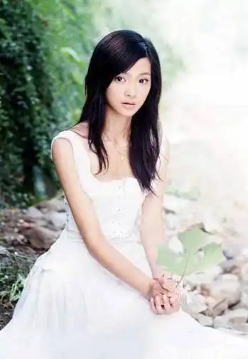 和赵丽颖曾是同档选秀冠军,为戏增肥后患病,现成李柄熹新剧女主_何琢