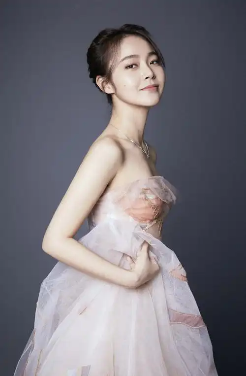 张佳宁唯美优雅生日写真图片17