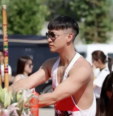 曹云金新剧开拍,还烧香呢, 保佑自己会演戏?