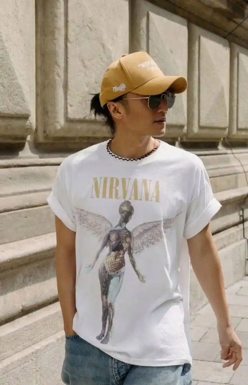 谢霆锋42岁了还那么潮,头发长度可以扎小辫子,脖子上戴的发箍当项链