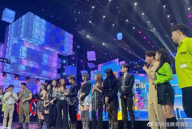 the9快本近景舞台登热搜谢可寅粉丝不满刘雨昕飒美虞书欣显脸大