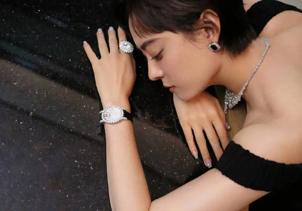 40岁孙俪穿抹胸深v黑裙秀美背 戴奢华珠宝尽显雍容