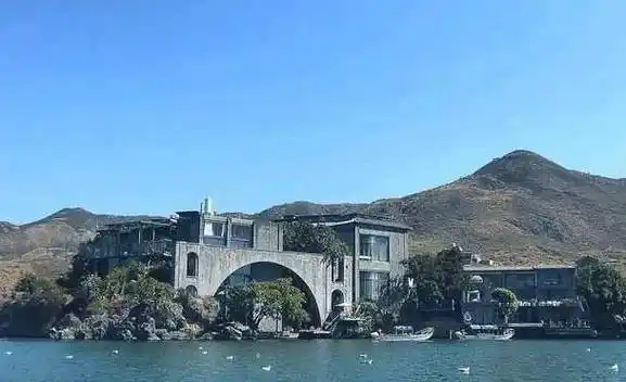 杨丽萍3000万月亮宫被封,外表再华丽,也遮掩不住内部的"肮脏"_洱海