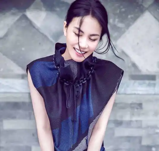 高冷女神王菲,穿妩媚睡衣面带笑容出镜,齐耳短发扭着小蛮腰