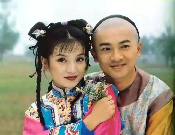 作为电视剧《还珠格格》的绝对女主演,赵薇的戏量非常大,就连休息时间