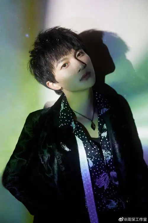 投票黑衣周深白衣周深