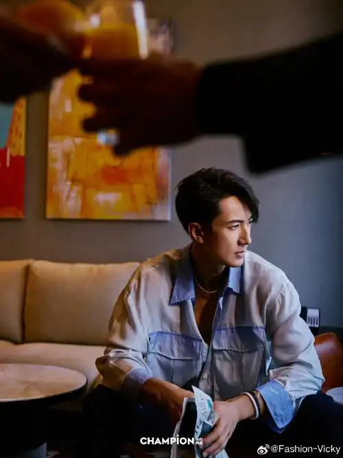 如今四十岁出头的@吴尊帅气不减当年,身上每一件穿搭都彰显男人魅力