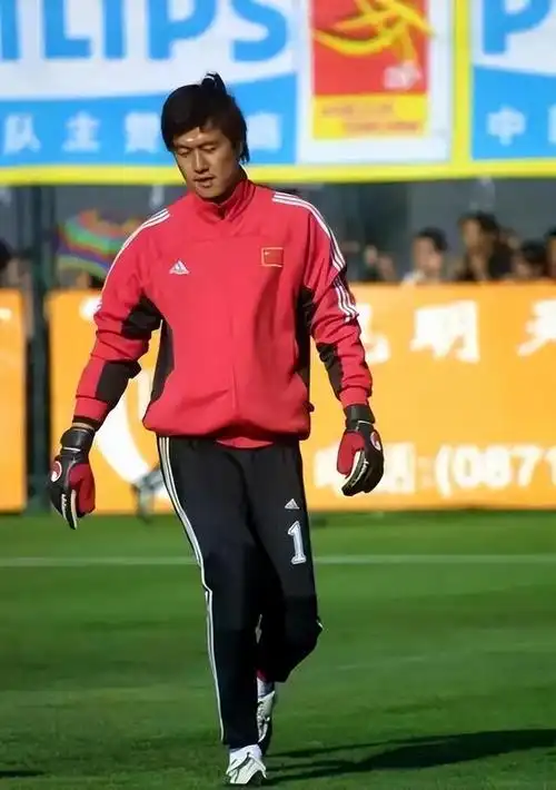 当时,首发门将江津于1993年首次入选中国国家队,并于2000年加入天津