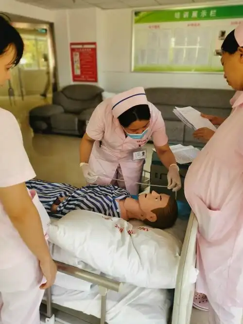 鼻饲法插管长度:成人插入胃内的长度约45~55cm.