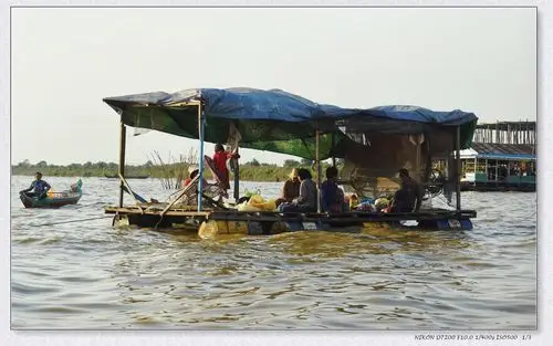 空油桶做成的小船,就是所谓水涨船高的浮屋?