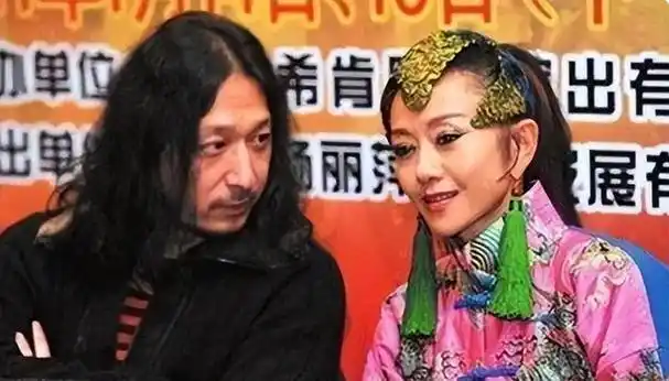 杨丽萍引发讨论,私生活混乱全靠男助理伺候,网友现实版老佛爷