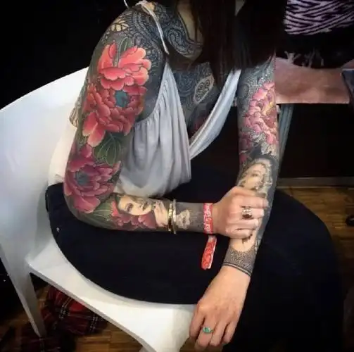 国外美女全身纹满纹身,简直令人惊艳_网易订阅