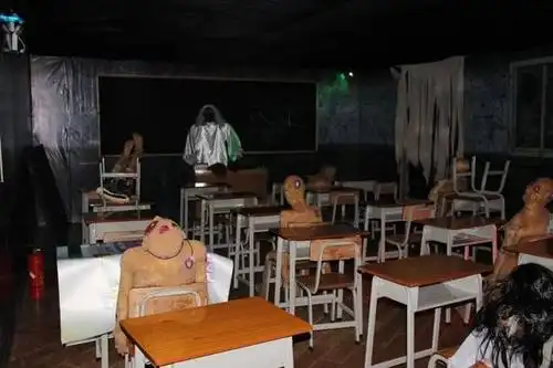 超恐怖真人鬼屋惊现世博园,全程惊叫2小时,一米八壮汉都怂了!