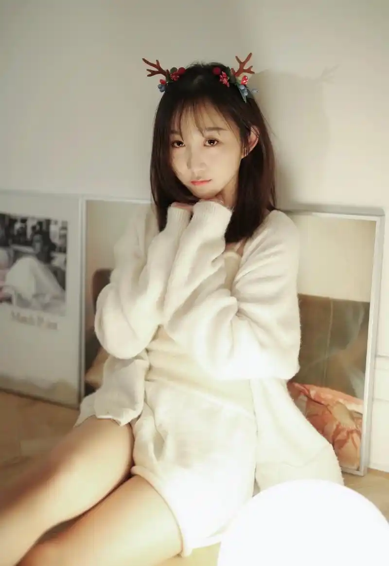 snh48成员张怡写真图片,白色服饰穿搭,尽显静谧甜美