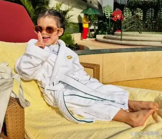 王阳一家度假3岁女儿戴2000元发箍长相标志从小在蜜罐里长大