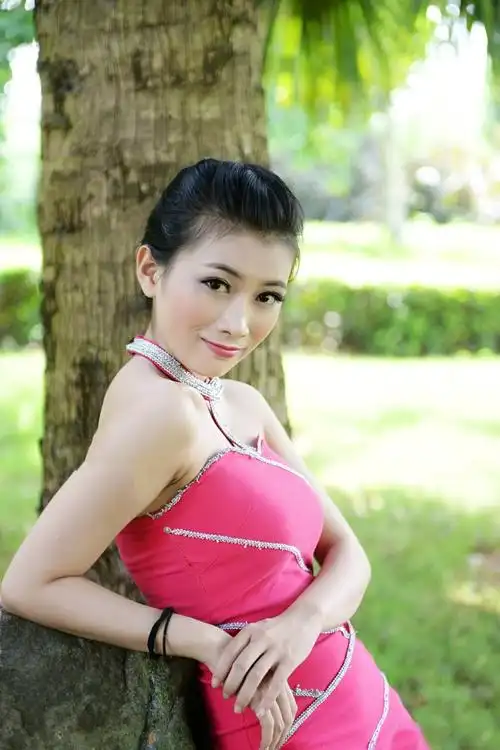 公园美景下的清新可爱南方姑娘