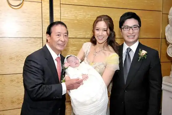 徐子淇李兆基两个人在一起了吗亲吻脸颊照片传出