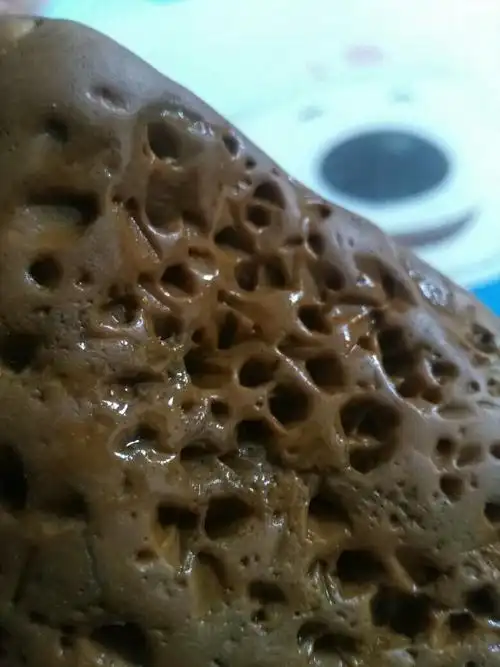 小孔里都是六边锥形,是什么石头?谢谢专家.